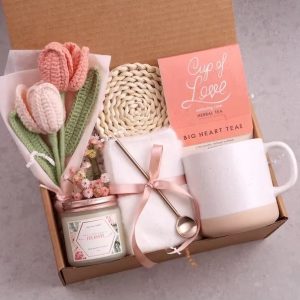 Coffret Cadeau Douceur – Un Écrin de Tendresse et d’Élégance Le coffret Douceur est un ensemble raffiné pour offrir un instant cocooning. Ce coffret comprend une belle tasse à café, un dessous de tasse assorti, une bougie parfumée à la vanille, des chaussettes ultra-douces, un délicat bouquet de fleurs séchées et une tulipe en crochet. Le tout est complété par une petite carte pour exprimer un message personnel. Un cadeau parfait, soigneusement présenté dans une jolie boîte prête à offrir, pour des moments de plaisir simples et chaleureux.